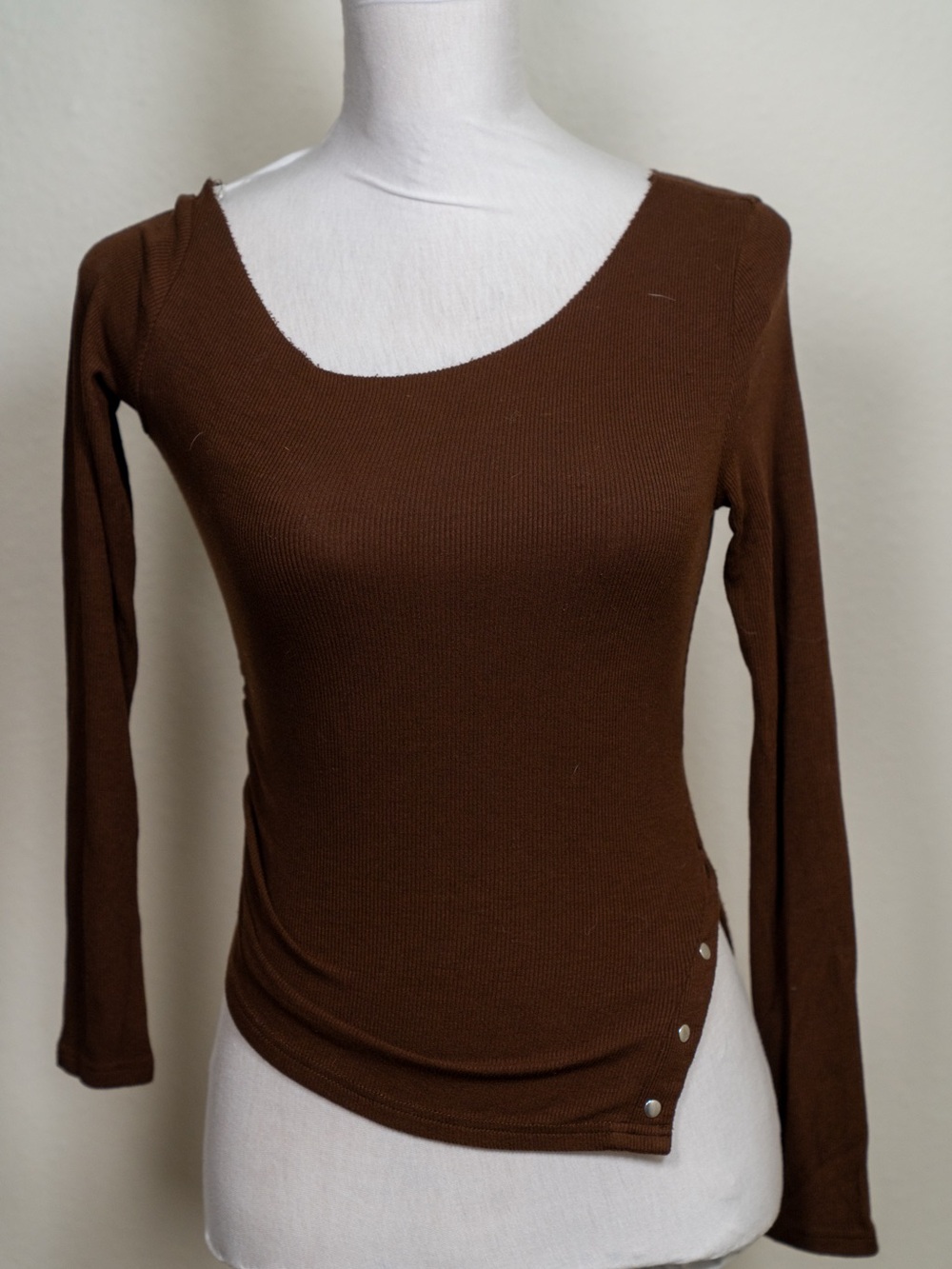 Brown Ribbed Long-Sleeve Scoop Neck Top with Snap Hem